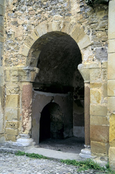 Cámara exterior de la iglesia de San Salvador de Valdediós, Vill