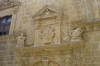 Escudo en el ayuntamineto de Uncastillo, Zaragoza