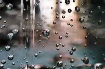 Burbujas en un vaso de cristal