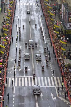Coche Oficial escoltado por motoristas