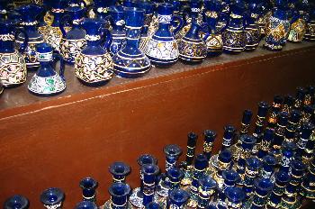 Vitrina de una tienda de artesanía árabe