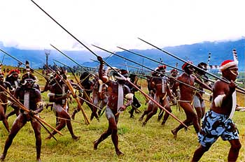 Guerreros corriendo, Irian Jaya, Indonesia