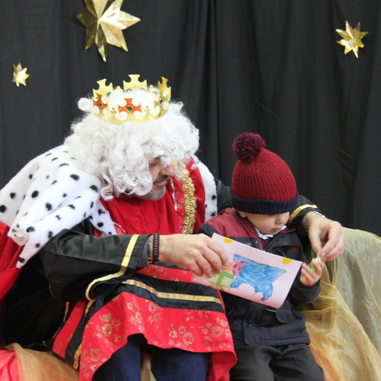Visita de sus Majestades los Reyes Magos al colegio Luis Bello en moto 2018 36