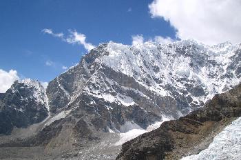 Acercamiento de montaña rocosa con glaciar