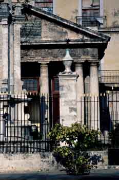 Edificio con frontón, Cuba