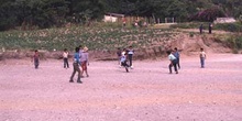 Niños jugando al fútbol en Santa Catarina Palopó, Guatemala