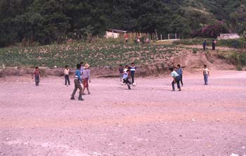 Niños jugando al fútbol en Santa Catarina Palopó, Guatemala