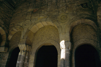 Arquería en el mirador de la planta noble de Santa María de Nara