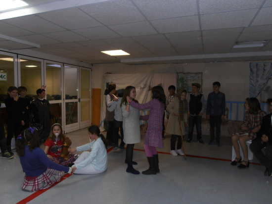 Los alumnos de  quinto aprenden y se divierten con el teatro.