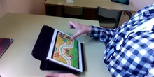 Movimiento dedo pulgar en una tablet.