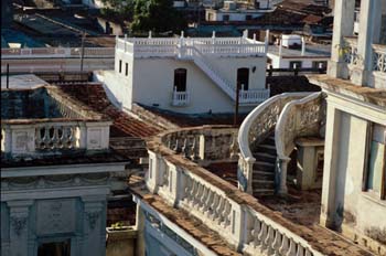 Vista de azoteas y edificios, Cuba