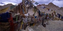 Banderas de oración lanzando plegarias al aire, Ladakh, India