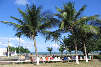 Personas sentadas en un banco, Olinda, Pernambuco, Brasil