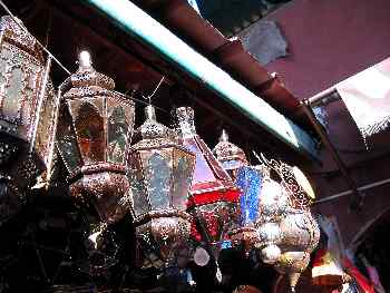 Lámparas colgadas en el puesto del zoco, Marrakech, Marruecos
