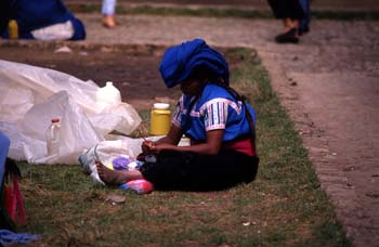Joven tejiendo en un mercadillo de San Cristóbal de las Casas, M