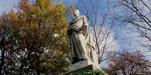 Estatua conmemorativa en un parque