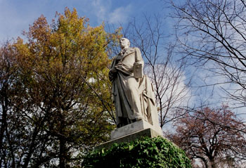 Estatua conmemorativa en un parque
