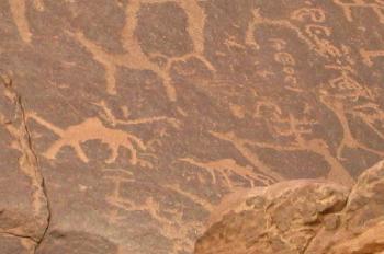 Inscripciones antiguas sobre rocas en el desierto de Wadi Rum, J