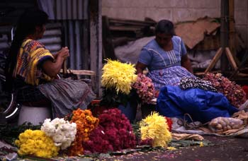 Vendedoras en el mercado de flores de Antigua, Guatemala