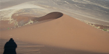 Sombra humana sobre la duna, Namibia