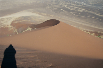 Sombra humana sobre la duna, Namibia
