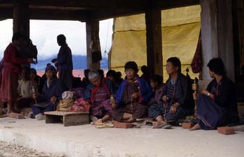 Fieles durante la oración en Rumtek, Sikkim, India