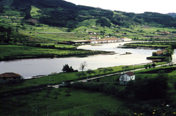 Fábrica de sidra `El Gaitero´ y tramo alto de la ría de Villavic