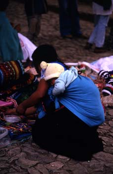 Vendedora  con niño a la espalda en San Cristóbal de las Casas,