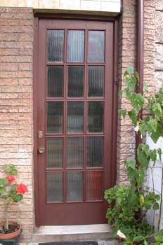 Puerta de madera con cristales