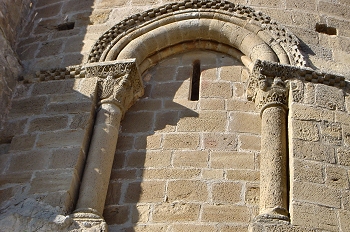 Ventanal con aspillera