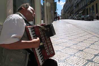 Músico callejero en Lisboa, Portugal