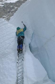 El ´doctor´subiendo la escalera para añadir el último tramo