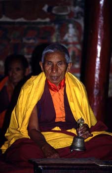 Monjes durante una ceremonia religiosa en el gompa de Phyang, La