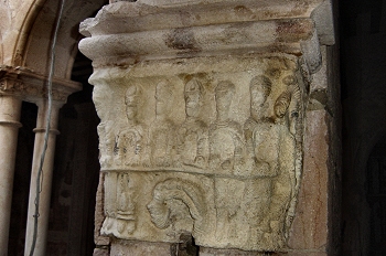 Capitel representando la danza de Salomé. Alquezar Huesca