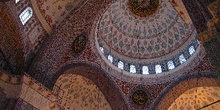 Detalles de bóvedas y cúpulas decoradas en Yeni Camii, Estambul,