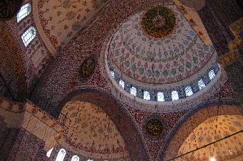 Detalles de bóvedas y cúpulas decoradas en Yeni Camii, Estambul,