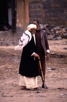 Hombres paseando por Shibam, Yemen
