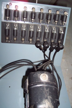 Arco eléctrico producido por un magneto en una máquina de prueba