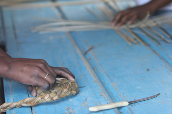 Manos de mujeres trabajando la paja, Quilombo, Sao Paulo, Brasil
