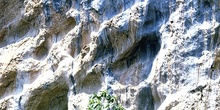 Cavidades rocosas en una montaña de Alquézar, Huesca