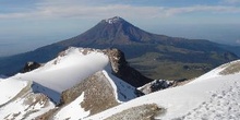Vista del volcán Popocatepetl (5600m) desde el Iztaccihuatl