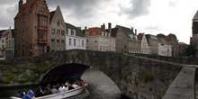 Puente sobre las calles Spinolarei y Spiegelrei, Brujas, Bélgica