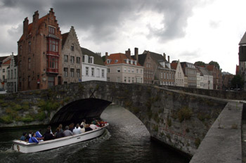 Puente sobre las calles Spinolarei y Spiegelrei, Brujas, Bélgica