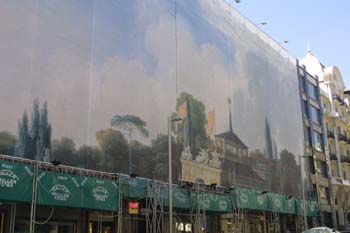 Lonas pintadas que cubren edificios en obras