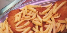 Filetes empanados con patatas fritas