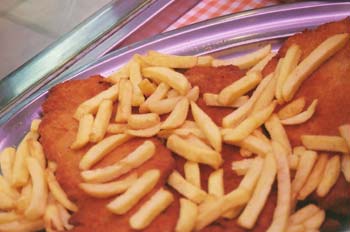 Filetes empanados con patatas fritas