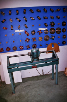 Máquina de afilado y panel con distintas cuchillas