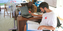 Trabajando en el campamento, Cruz Roja, Melaboh, Sumatra, Indone