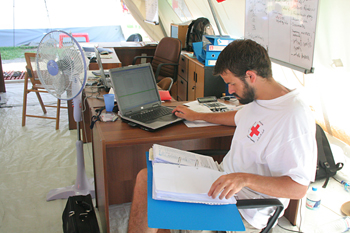 Trabajando en el campamento, Cruz Roja, Melaboh, Sumatra, Indone