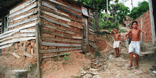 Niños bajando por calle de favela, Rio de Janeiro, Brasil